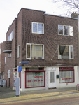 908700 Gezicht op het winkelhoekpand Van Humboldtstraat 127 te Utrecht, met links de Van Swindenstraat.N.B. bouwjaar: ...